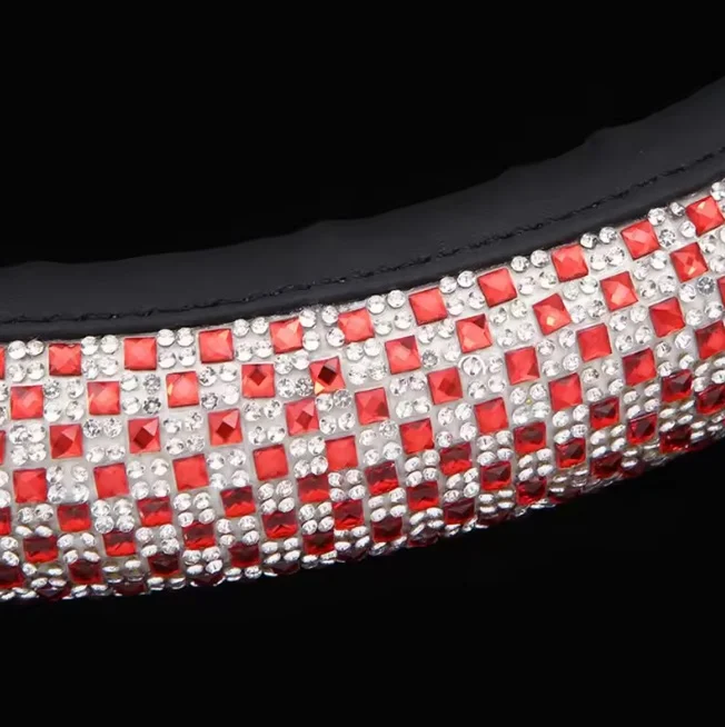 Image supplémentaire 1 de Couvre-Volant de Luxe serti de Cristaux rouge et Diamants - Design Glamour & Chic | Accessoires Auto Tunisie